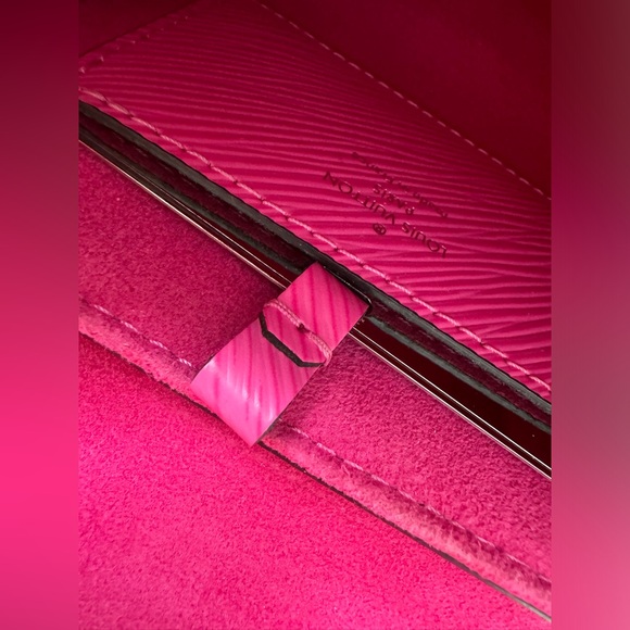 Louis Vuitton a small pink bag, looks like a new! 🩷 - Picture 6 of 15